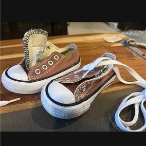 Brown toddler converse size 4
